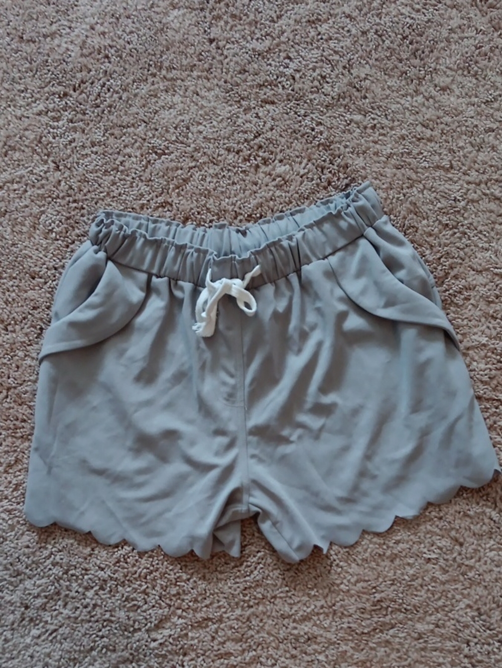 Women’s Scallop Hem Elastic Waist Shorts in Light Gray